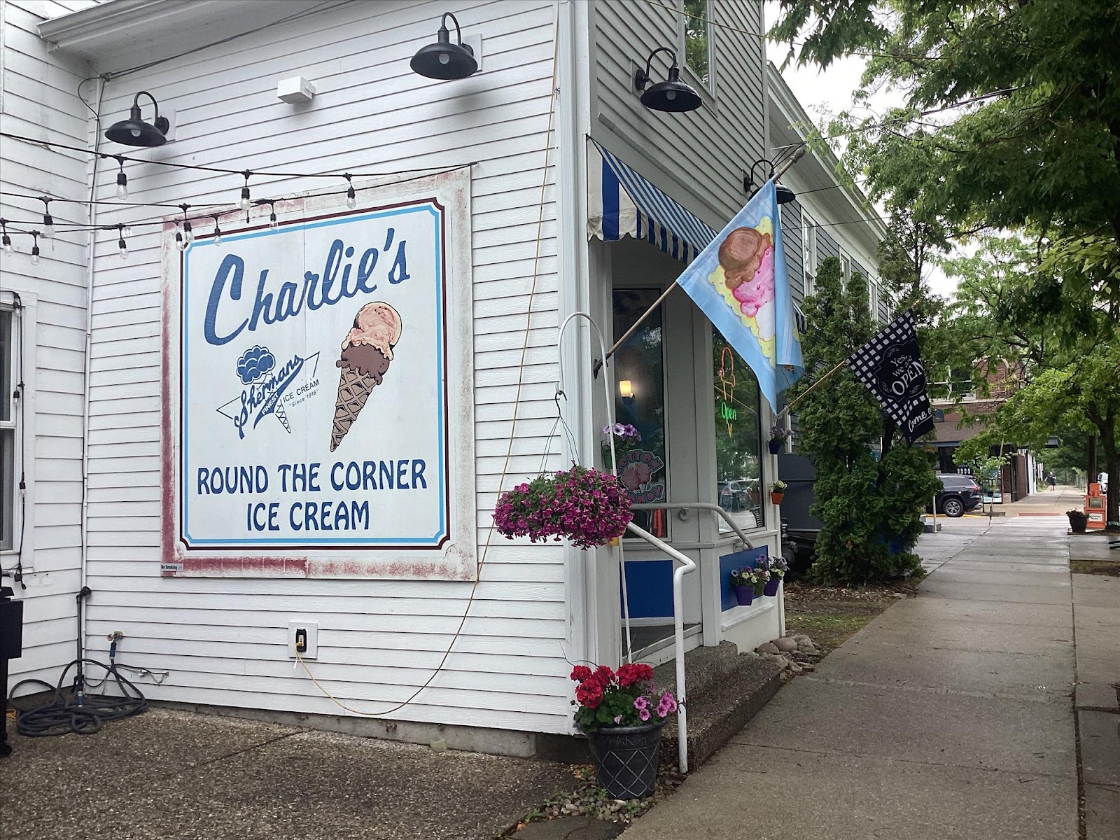 Charlie's Round The Corner in Saugatuck