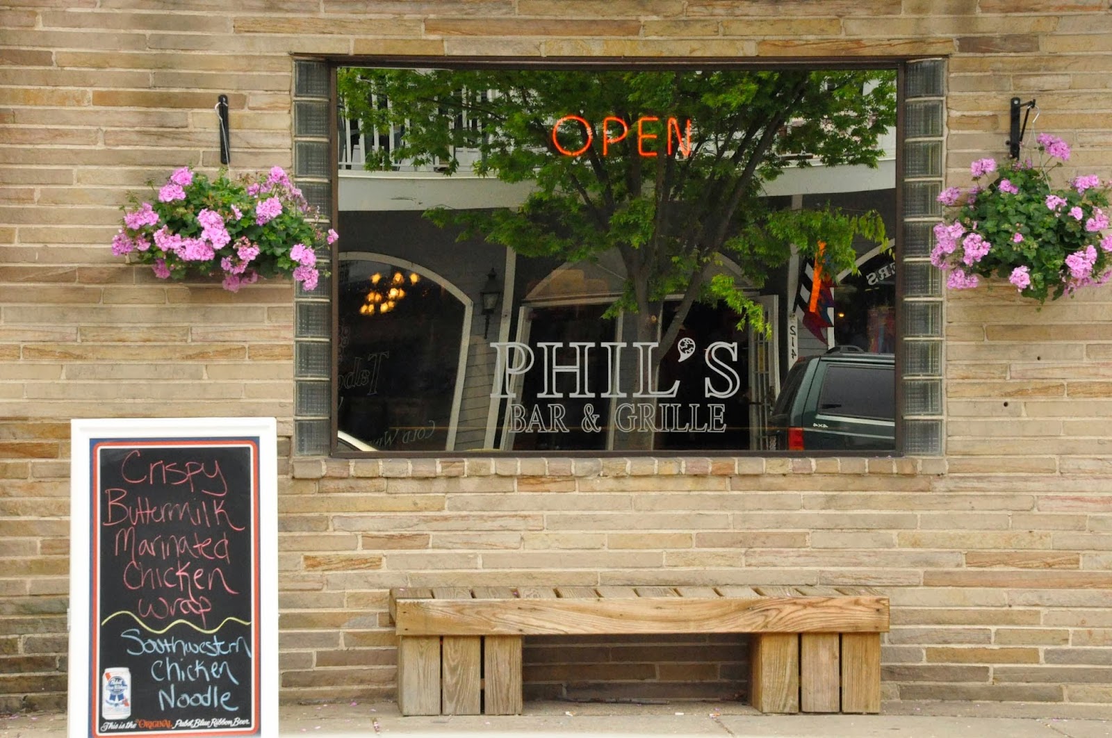Phil's Bar & Grille — photo